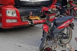 Xe máy đấu đầu ô tô đầu kéo tại cửa khẩu Hữu Nghị, 3 người trọng thương