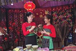 Nữ sinh dân tộc Thanh Hóa nướng thịt, làm bánh trong ngày lễ hội