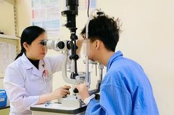 Trẻ 14 tuổi nhập viện vì tổn thương mắt do súng đồ chơi