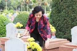 Phó Thủ tướng Phạm Thị Thanh Trà dâng hương tưởng niệm Chủ tịch Hồ Chí Minh và các Anh hùng, liệt sĩ tại Điện Biên