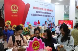 TP Huế trưng bày hơn 350 tư liệu, sách ảnh chào mừng ngày bầu cử