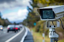 Camera AI giám sát giao thông 24/7: Hệ thống này có thể phát hiện những gì?