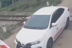 Gia Lai: Xử phạt tài xế xe tập lái băng qua đường sắt khi rào chắn đang hạ