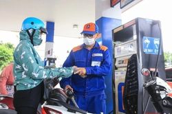 Vì sao cần tiết kiệm điện khi giá xăng dầu thay đổi do tình hình Trung Đông?