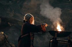 Phí Phông: Quỷ Máu Rừng Thiêng kỳ công từ bối cảnh, trang phục đến hóa trang