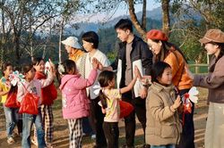 Khi du lịch trở thành cách người trẻ lan tỏa yêu thương