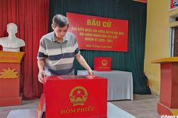 Những cống hiến thầm lặng của người trưởng khu tham gia tổ chức 4 kỳ bầu cử