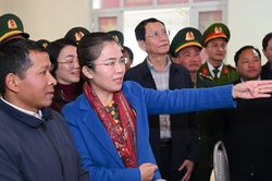 Phó Bí thư Tỉnh ủy Võ Thị Minh Sinh kiểm tra công tác chuẩn bị bầu cử và tiến độ thi công trường liên cấp xã Keng Đu