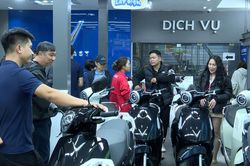 Giá xăng biến động mạnh, người dân rục rịch đổi xe điện