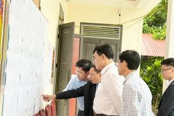 Phó Chủ tịch Ủy ban MTTQ tỉnh Nguyễn Quốc Tiến kiểm tra công tác bầu cử