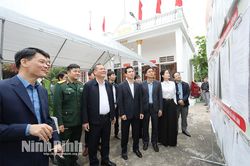 Đồng chí Phó Bí thư Tỉnh ủy, Chủ tịch HĐND tỉnh Lê Quốc Chỉnh kiểm tra công tác bầu cử tại một số địa phương