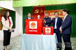 Phó Bí thư Tỉnh ủy Nguyễn Mạnh Sơn kiểm tra công tác chuẩn bị bầu cử tại xã Thanh Ba và phường Phú Thọ