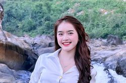 Cận cảnh nhan sắc xinh đẹp trong sáng của bông hoa núi rừng Bana Yona Cươn ở tuổi 22