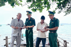 Đồn Biên phòng Tiên Hải mang thông tin bầu cử đến với người dân các đảo