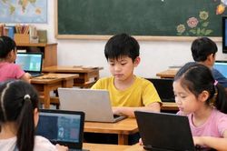 Nhiều cuộc thi trực tuyến bậc tiểu học: Sân chơi hay áp lực?