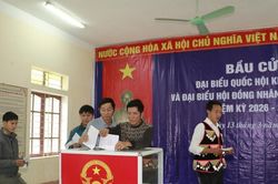 Lãnh đạo tỉnh Nghệ An tham dự bầu cử sớm tại các bản xã biên giới