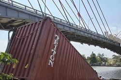 Container rơi xuống kênh Chợ Gạo