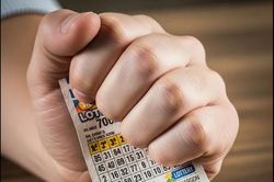 Người phụ nữ trúng số tiền 'cả đời cũng không tiêu hết' và cái kết bất ngờ sau 8 năm