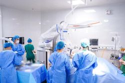 Lấy nhân đĩa đệm, ghép xương chữa thoát vị đĩa đệm chèn ép tủy sống