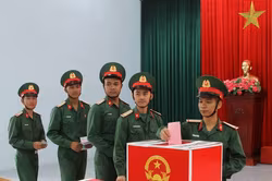 Chiến sĩ mới hân hoan trong lần đầu tiên thực hiện quyền bầu cử