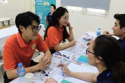 Hàng nghìn sinh viên y dược 'săn việc' tại Ngày hội việc làm 2026