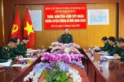 Chính ủy Quân đoàn 34 Lê Minh Quang kiểm tra huấn luyện chiến sĩ mới
