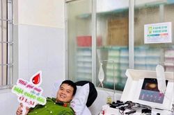 Lan tỏa hình ảnh cán bộ Công an hiến máu tình nguyện trong ngày trực bảo vệ bầu cử