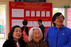 Phường Phú Thượng: Cử tri 100 tuổi hồi hộp trước ngày đi bỏ phiếu