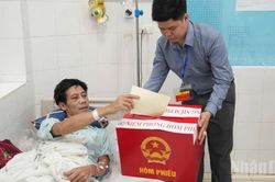 Xúc động những lá phiếu được bỏ ngay tại giường bệnh