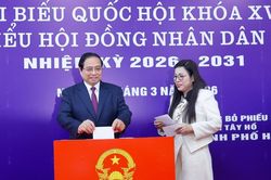 Thủ tướng Phạm Minh Chính cùng cử tri bỏ phiếu bầu cử tại phường Tây Hồ, Hà Nội