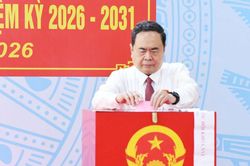 Chủ tịch Quốc hội Trần Thanh Mẫn bỏ phiếu bầu cử tại xã Hóc Môn, TP. Hồ Chí Minh