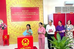 Cử tri Cần Thơ hào hứng tham gia ngày hội bầu cử của toàn dân