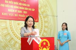 Phó Chủ tịch nước Võ Thị Ánh Xuân bỏ phiếu bầu cử tại phường Long Xuyên, An Giang