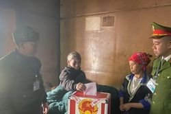 Thanh Hóa: Mang hòm phiếu đến tận nhà hỗ trợ cử tri già yếu