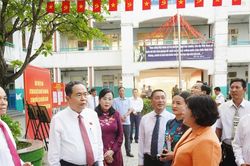 Cử tri TPHCM nô nức tham dự bỏ phiếu ngày hội non sông