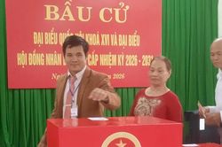 7 cử tri trên 100 tuổi tại tỉnh Quảng Trị tự tay bỏ những lá phiếu bầu cử