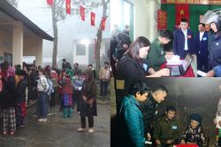 Người dân vùng biên giới khoác áo mưa, cầm đèn pin vượt đường núi để kịp bầu cử