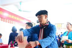 Sắc màu dân tộc hòa nhịp ngày bầu cử giữa lòng Thủ đô Hà Nội