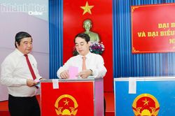 Bí thư Tỉnh ủy Nghiêm Xuân Thành tham gia bầu cử tại Khu vực bỏ phiếu số 1, phường Nha Trang