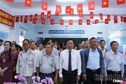 Phó Chủ tịch UBND tỉnh Lê Huyền tham gia bầu cử tại Khu vực bỏ phiếu số 14, phường Phan Rang