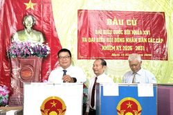 Trưởng Ban Tuyên giáo và Dân vận Tỉnh ủy Võ Hoàn Hải dự lễ khai mạc bầu cử tại Khu vực bỏ phiếu số 23, phường Nha Trang