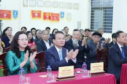 Phó Bí thư Tỉnh ủy, Chủ tịch Ủy ban MTTQ Việt Nam tỉnh Giàng Thị Dung dự khai mạc và bỏ phiếu bầu cử tại phường Cam Đường; kiểm tra bầu cử tại phường Lào Cai và xã Cốc San