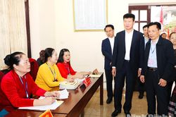 Đồng chí Bí thư Tỉnh ủy Trần Huy Tuấn kiểm tra công tác bầu cử tại một số khu vực bỏ phiếu của phường Hoa Lư
