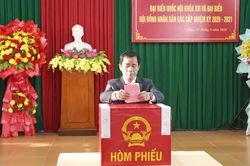 Đồng chí Bí thư Tỉnh ủy Nguyễn Văn Phương dự lễ khai mạc và bầu cử tại khu vực bỏ phiếu số 15