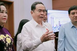 Chủ tịch Quốc hội thăm, động viên phóng viên báo chí tác nghiệp bầu cử tại Nhà Quốc hội
