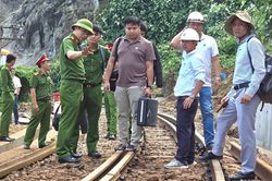 Công an vào cuộc vụ đá lăn làm gãy đường ray qua đèo Hải Vân