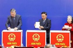 Các đồng chí lãnh đạo Đảng, Nhà nước thực hiện quyền cử tri, bầu cử ĐBQH và HĐND các cấp