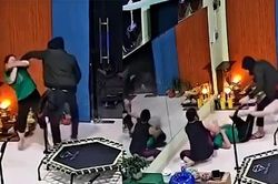 Khoảnh khắc kẻ bịt mặt xông vào phòng tập có 3 phụ nữ