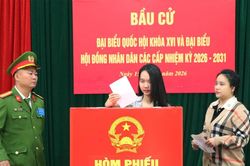 Những lá phiếu bầu cử trong trại tạm giam