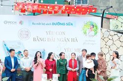 Ra mắt bộ sách 'Yêu con bằng dải ngân hà - Yêu mẹ bằng dải ngân hà'
